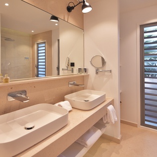 bathroom-4-la-romance-track1