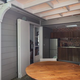 bungalow-kitchen-gustavia-view-track1