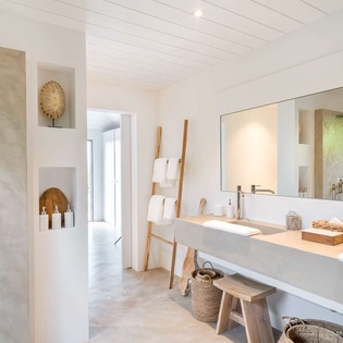 Bathroom at WV IXF, St. Jean, St. Barthelemy