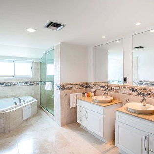 Bathroom at PIE COV, Beachfront/Cupecoy, St. Martin