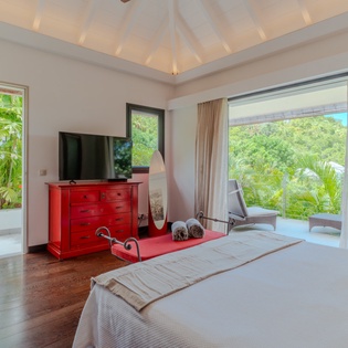 guest-bedroom-2-la-maison-rouge-track1