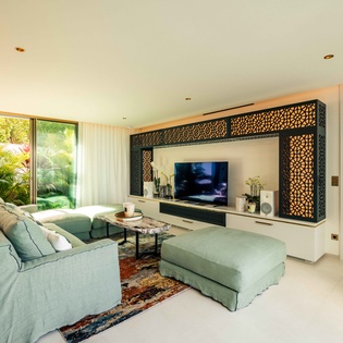 living-room-quartz-track2