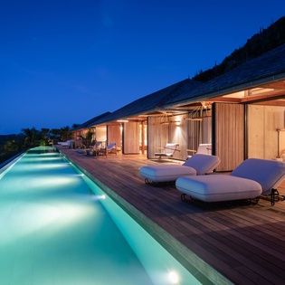 exterior-nightly-3-manoir-voltaire-track2