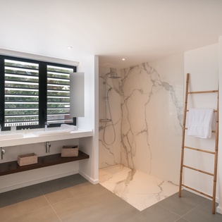 guest-bathroom1-cairn-track1