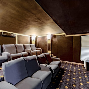 movie-room-pearl-west-at-the-pearls-track1