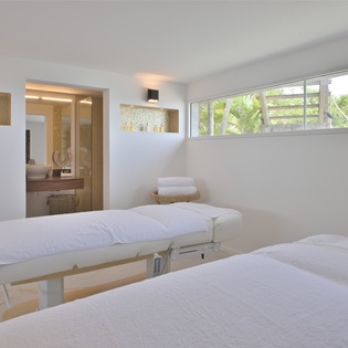 19.2-Coeur-de-Pirate-MassageRoom