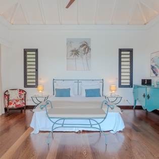 primary-bedroom-la-maison-rouge-track2