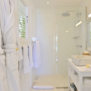 bathroom-1-villa-marris-track1