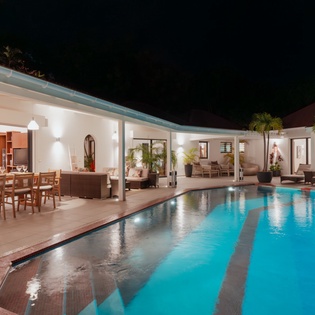 exterior-nightly-3-la-maison-rouge-track2