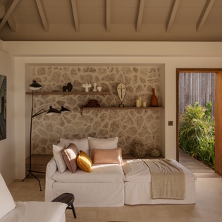 living-room-aqualis-track3