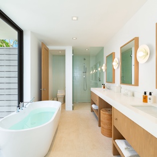 bathroom-3-villa-bristol-breeze-track1