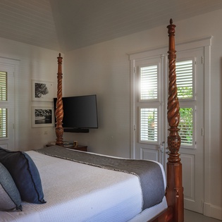primary-bedroom-gustavia-view-track2
