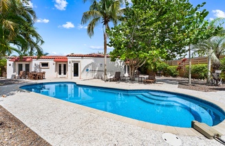 Crescent Coral - A Crescent Beach Villa