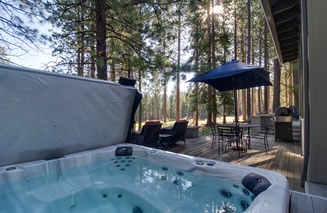 15th Fairway Retreat | Black Butte | Glaze Meadow Fairway Home | Sleeps 10 + Hot Tub