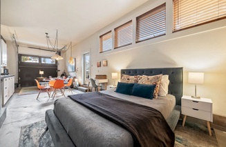 Jefferson Hideaway | Cozy Studio Sisters Retreat | Sleeps 4