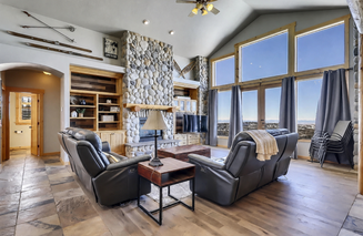 Skyview Chalet - amazing views with a spa