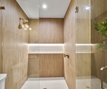 King Suite 2 Shower