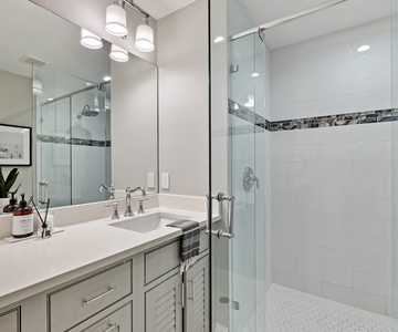 King Suite 4 Bathroom