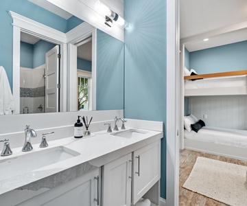 Shared Bathroom with Master Suite 5