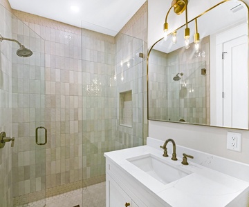 Queen Suite Bathroom