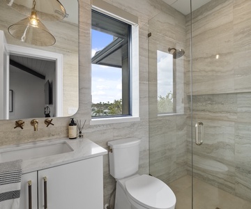 King Suite 1 Bathroom