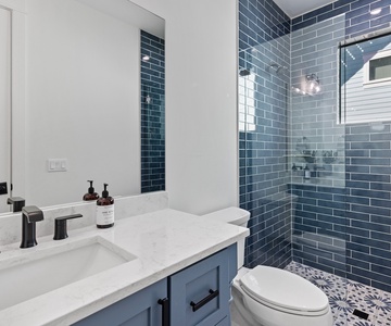 King Suite 1 Bathroom