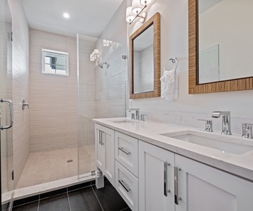 King Suite 4-Bathroom