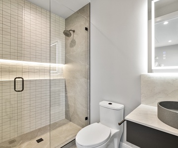 King Suite 2 Bathroom