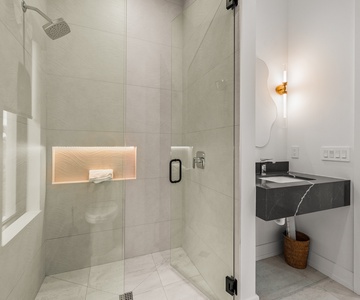 King Suite 1 Bathroom