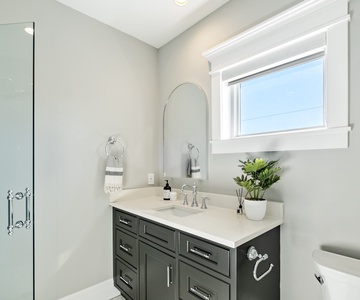 King Suite 1 Bathroom