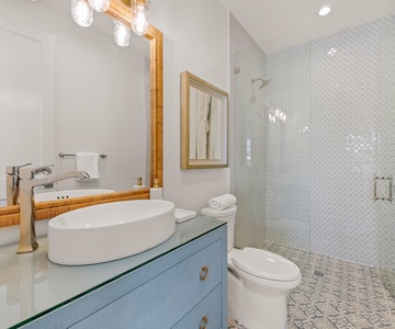 King Suite 1 Bathroom