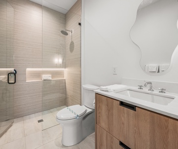 King Suite 2 Bathroom