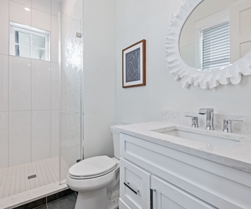 King Suite 1-Bathroom