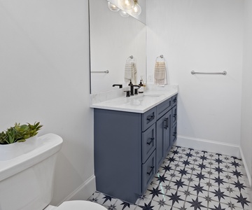 King Suite 6 Bathroom