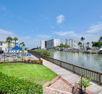 Estero Island Yacht & Racquet 320