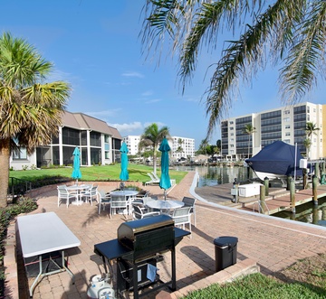 Estero Island Yacht & Racquet 320