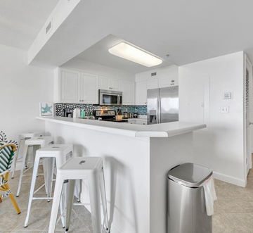 Pelican Isle 215 - The Emerald Spritz