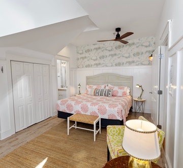 Carillon Market 305