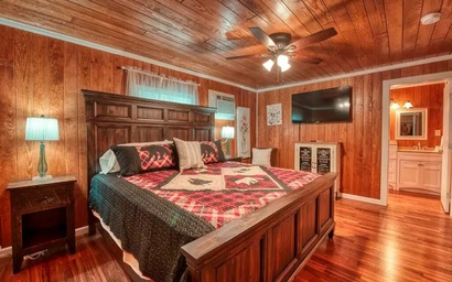 Gatlinburg's Cozy Rose 4