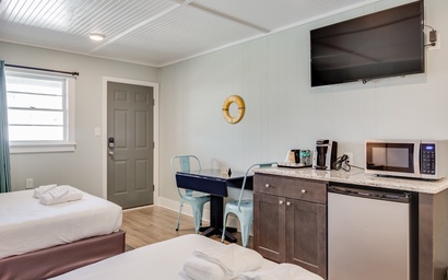 TH25: Shallowbag Bay Room 4