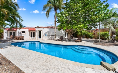 Crescent Coral - A Crescent Beach Villa