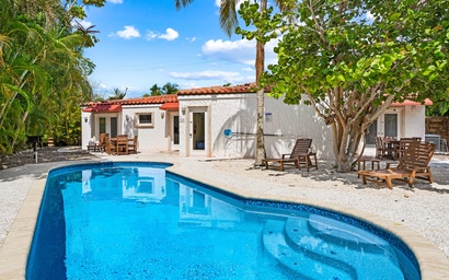 Crescent Cove - A Crescent Beach Villa