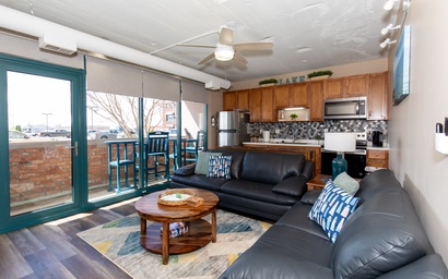* Poolside Condo near Cedar Point!