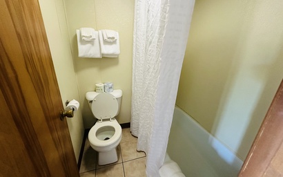 Sleeps 4! Family Friendly Motel by Sports Center 6