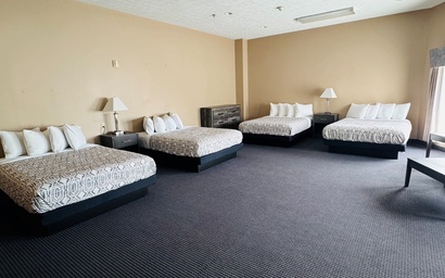 Room with 4 Queens at Bayshore Resort - 1 3