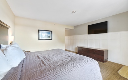 Glacier Suite at Kelley's Island Venture Resort 5