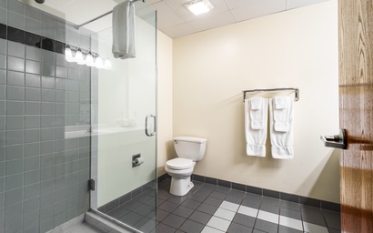 2 Queen Lakeview Room at Bayshore Resort 6