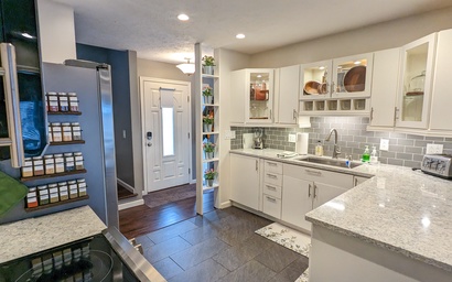 5 Bedroom Family Gathering Home with Indoor Hot Tub 3