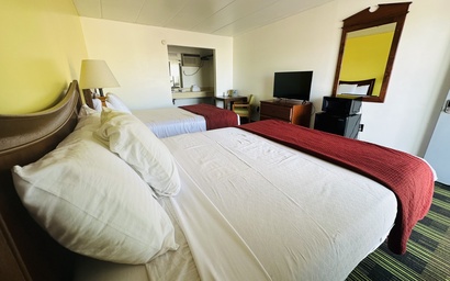 Sleeps 4! Family Friendly Motel by Sports Center 3