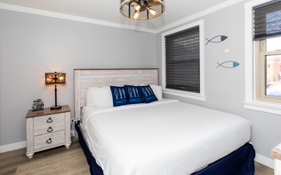 * Cozy Downtown Waterfront Escape 6